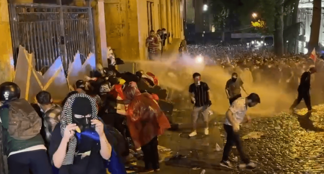 Обстановка у бокового входа в парламент. Стоп-кадр видео Tbilisi Life от 01.05.24,https://t.me/Tbilisi_life/25437
