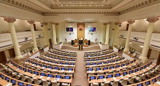 Парламент Грузии. Фото: https://www.interpressnews.ge/ka/article/234526-masalebis-gamoqenebis-pirobebi https://ru.wikipedia.org