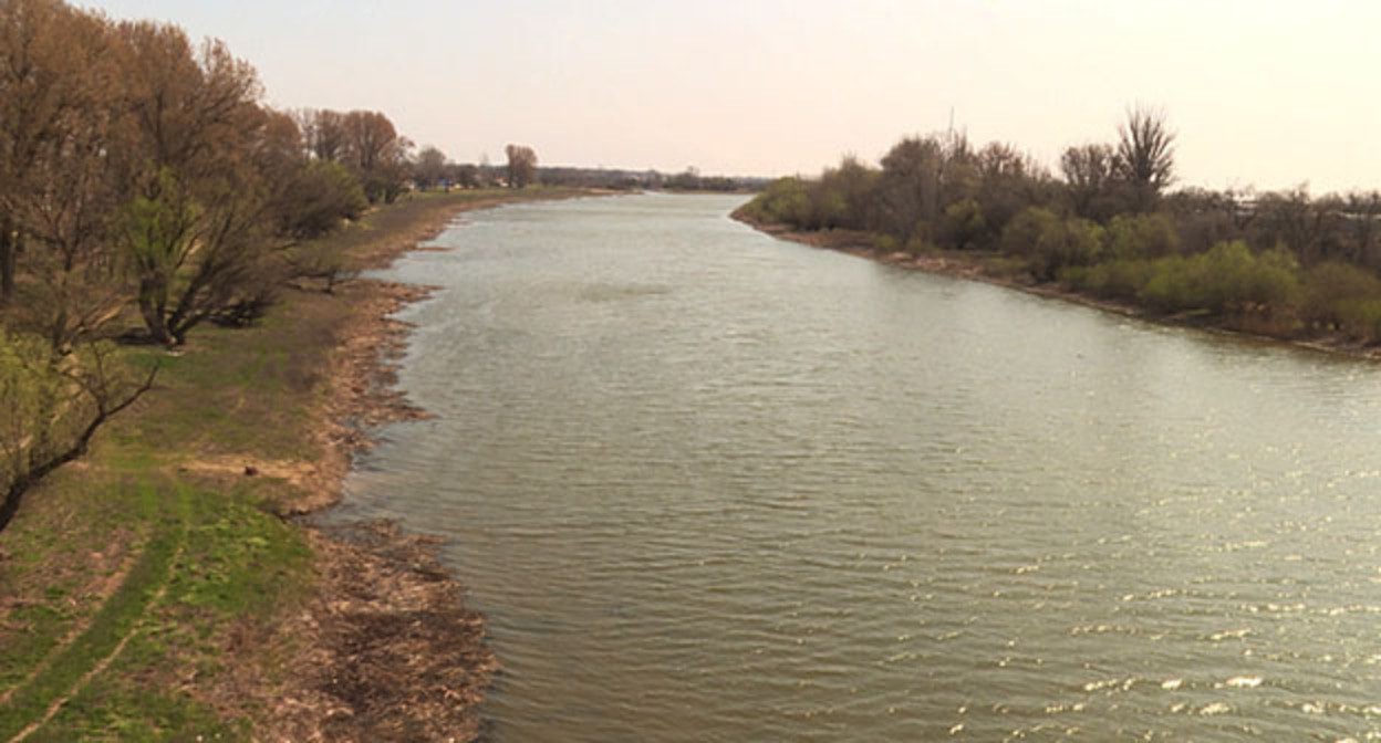 Река Крутобережная Камызякского района. Фото: "Всероссийская государственная телевизионная и радиовещательная компания"
http://lotosgtrk.ru обязательна.https://lotosgtrk.ru/news/kamyzyaktsy-samostoyatelno-zanyalis-dnouglubleniem-ischezayushchey-reki-v-astrakhanskoy-oblasti/