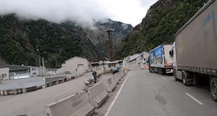 КПП Верхний Ларс. Фото: YouTube-канал Michael the Trucker. https://www.youtube.com/watch?v=JBleKOA2-k0 https://ru.wikipedia.org 