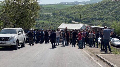 Участники акации протеста, перекрывшие дорогу. Апрель 2024 года. Фото: "Зеркало" https://zerkalo.az/v-armenii-gruppa-zhitelej-tavushskoj-oblasti-vnov-perekryla-uchastok-mezhgosudarstvennoj-dorogi-kirants-voskepar/
