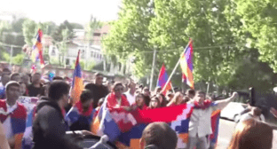 Участники шествия в Ереване. Стоп-кадр видео News.Am от 12.05.24, https://www.youtube.com/watch?v=IuEkV3mIYco