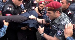 Число задержанных на акциях протеста в Ереване возросло до 63
