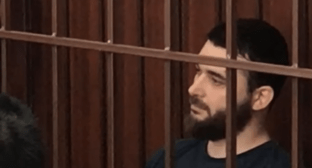 Абдулмумин Гаджиев в суде. Стоп-кадр видео из YouTube-канала 