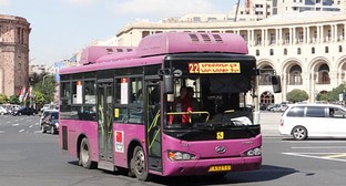 Автобус на улицах Еревана. Фото: Kim L/Flickr