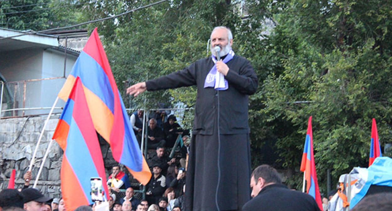 Баграт Галстян во время акции. Фото Тиграна Петросяна для "Кавказского узла"