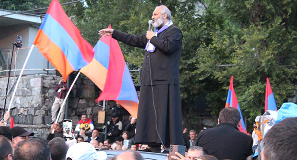 Архиепископ Баграт Галстян во время акции протеста. Ереван, май 2024 г. Фото Тиграна Петросяна для "Кавказского узла"