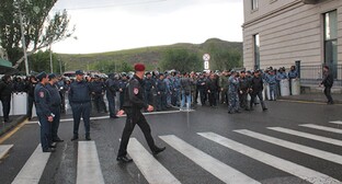 Сотрудники полиции во время акции протеста. Май 2024 г. Фото Тиграна Петросяна для "Кавказского узла"