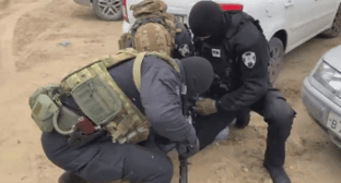 Сотрудники силовых структур во время задержания. Скриншот видео ФСБ РФ