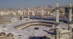 Паломники в мечети Аль-Харам. Фото: Al Jazeera English https://ru.wikipedia.org