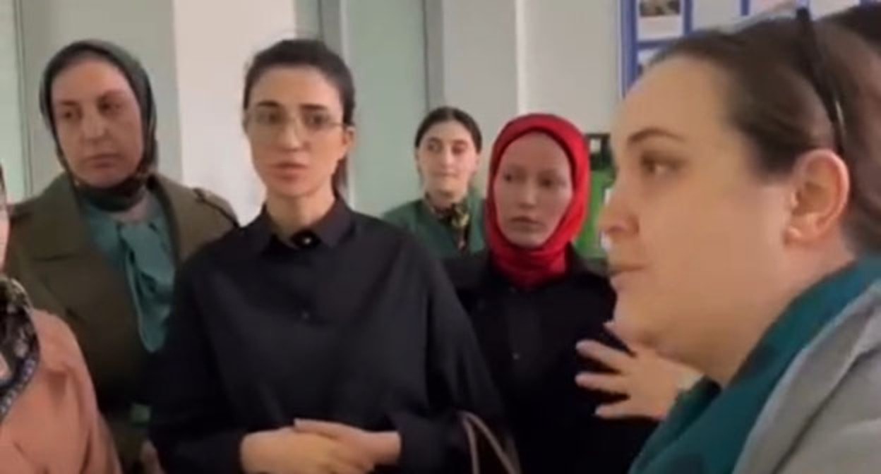 Сотрудники детской больницы в Махачкале. Cкриншот видео от 1 июля 2024 г. https://www.instagram.com/p/C83qxkqocJr принадлежит компании Meta деятельность которой запрещена в России