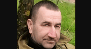 Дмитрий Табаков. Скриншот фото с сайта администрации Камышинского района от 03.07.24, https://rakams.ru/item/14420-v-verkhnej-dobrinke-prostyatsya-s-uchastnikom-svo