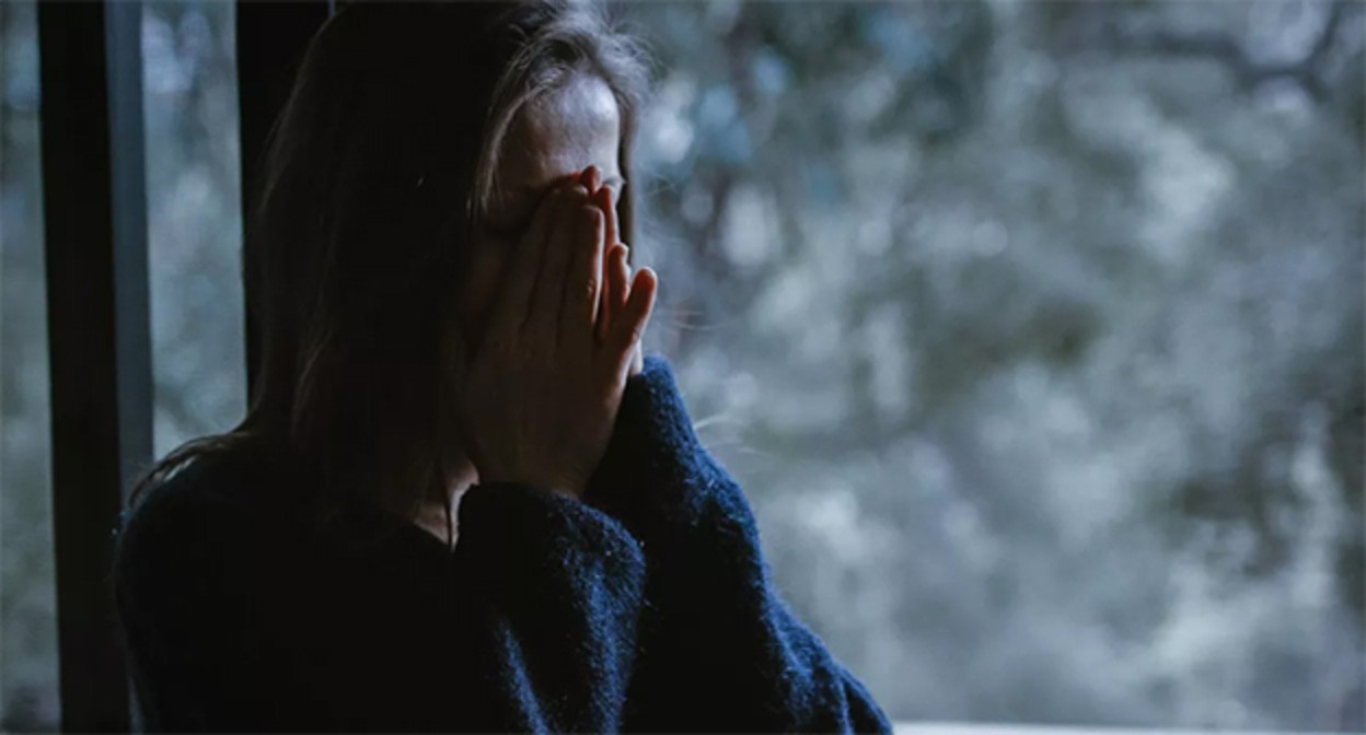 Плачущая девушка. Фото: CC0 https://sputnik-abkhazia.ru/20210402/Zakon-molchaniya-zhertvy-domashnego-nasiliya-podelilis-svoimi-istoriyami-1032140474.html
