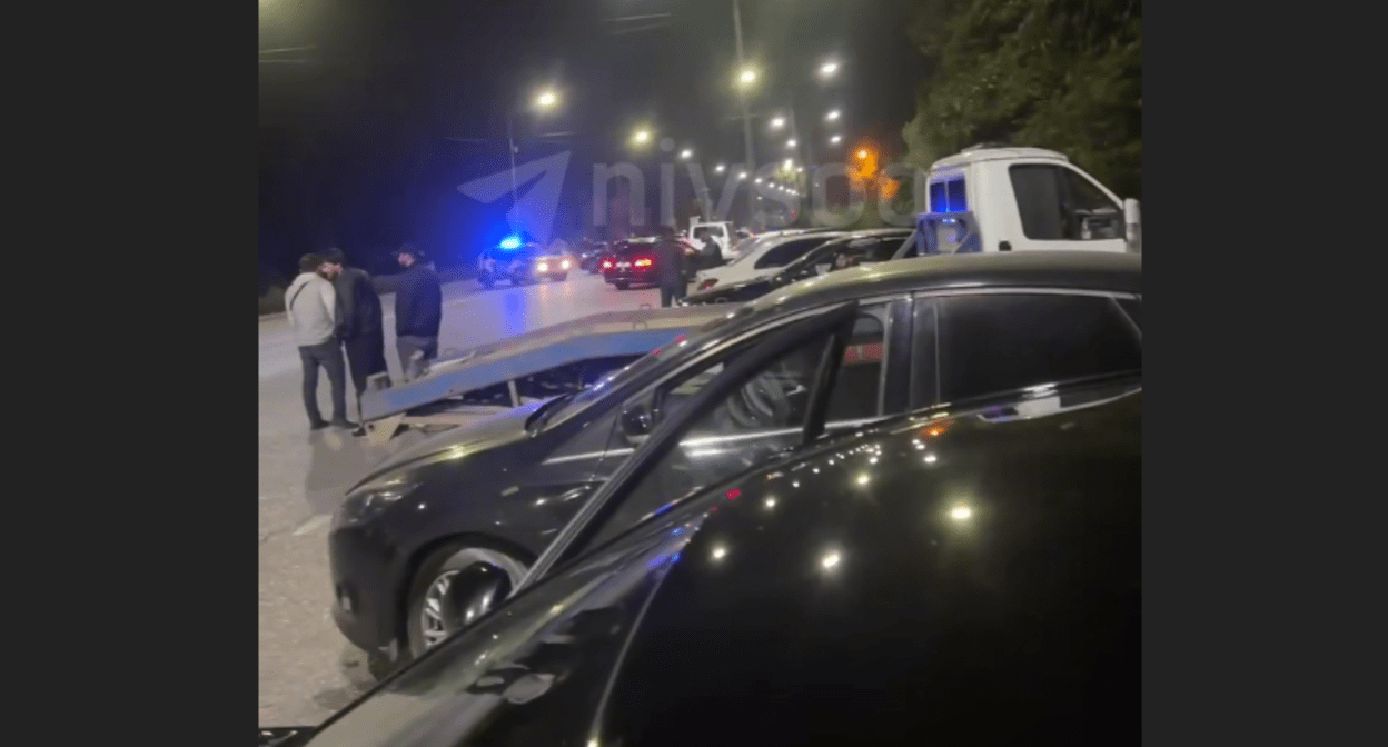 Скопление машин с проблесковыми маячками в Гудермесе. Стоп-кадр видео от 05.10.24, 