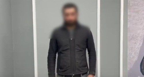 Задержанный приносит извинения на камеру. Кадр из видео управления МВД по Астраханской области – https://vk.com/wall-66751883_24629