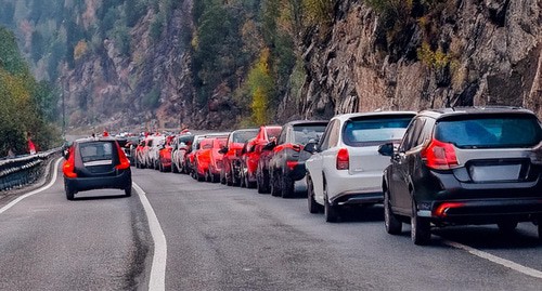 Пробка в горах. Иллюстрация создана с помощью программы Photoshop