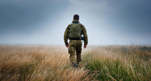 Военный идет в поле. Иллюстрация создана с помощью программы Photoshop