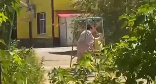 Сотрудница центра для детей-сирот наносит удары ребенку. Скриншот видео Телеграм канал «Типичная Астрахань" от 29 октября 2024 г.
