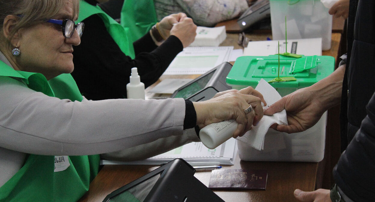 Представитель участковой избирательной комиссии перед голосованием наносит избирателю маркировку во избежание его повторного голосования на выборах. Тбилиси, 26 ноября 2024 г. Фото Инны Кукуджановой для "Кавказского узла"
-