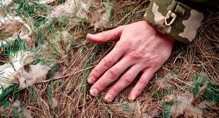 Рука военного. Иллюстрация создана "Кавказским узлом" с помощью ИИ в программе Photoshop