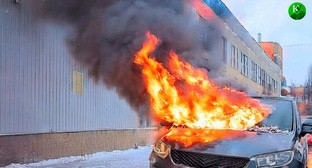 Горит автомобиль. Иллюстрация создана "Кавказским узлом" с помощью ИИ в программе Photoshop