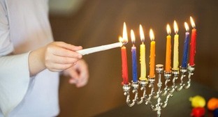 Зажигание свечей на Хануку. Скриншот фото https://m.vk.com/wall-151570616_2356