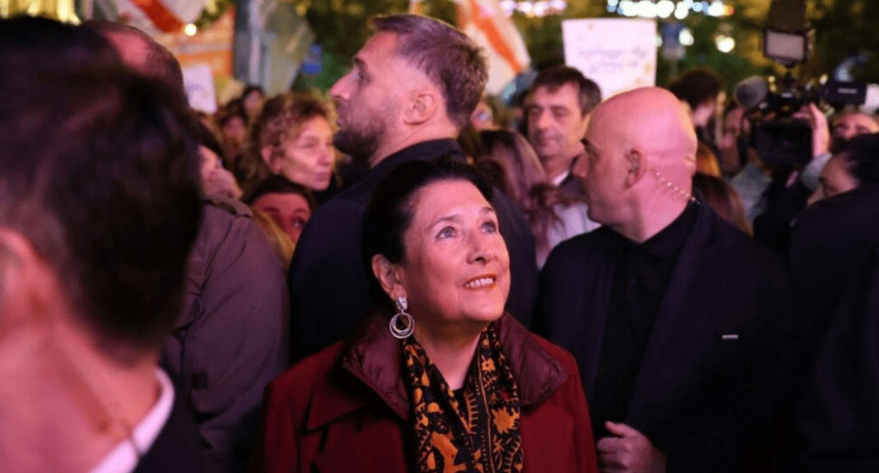 Саломе Зурабишвили на акции протеста 22.12.24. Фото Артема Монахова, https://t.me/paperkartuli/18494.