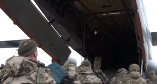 Бойцы в аэропорту Грозного. Стоп-кадр видео из Telegram-канала Рамзана Кадырова от 24.01.25, https://t.me/RKadyrov_95/5443.

