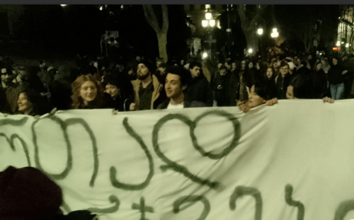 Участники акции с плакатом "Вместе победим". Фото Беслана Кмузова от 23.12.25 для "Кавказского узла".