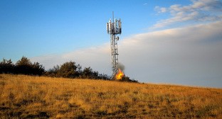 Горит вышка сотовой связи. Иллюстрация создана «Кавказским узлом» с помощью ИИ в программе Photoshop
