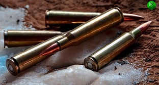 Патроны на снегу. Иллюстрация создана «Кавказским узлом» с помощью ИИ в программе Photoshop