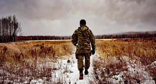 Военный в поле. Иллюстрация создана «Кавказским узлом» с помощью ИИ в программе Photoshop
