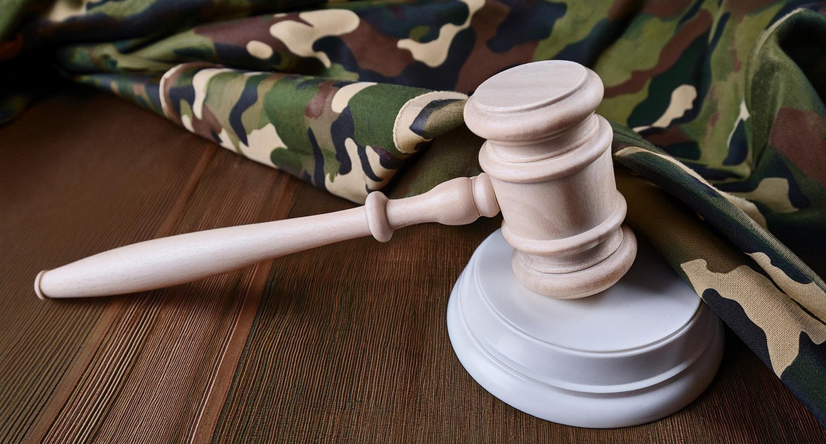 Военный суд. Иллюстрация создана «Кавказским узлом» с помощью ИИ в программе Photoshop
