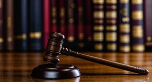 Судейский молоток. Иллюстрация "Кавказского узла", созданная при помощи программы Copilot