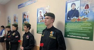 Cтена памяти в сочинской гимназии №76 с фотографиями Андрея Чепака и Сергея Коваленко.
Фото: пресс-служба администрации Сочи