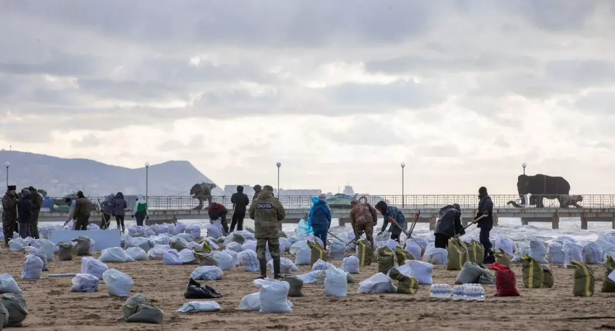 Уборка мазута на пляжах Анапы. Фото: Telegram_канал: мэрия Анапы