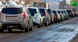 Машины в очереди. Иллюстрация создана «Кавказским узлом» с помощью ИИ в программе Photoshop