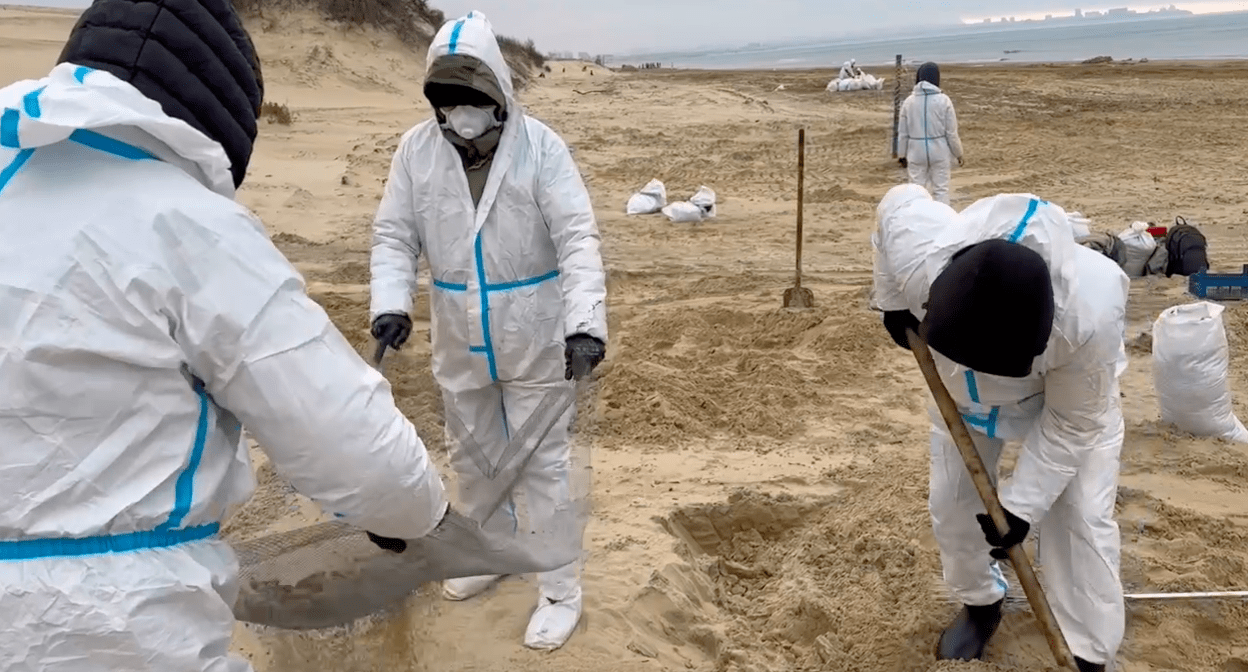 Уборка выбросов мазута на пляже. Скриншот видео 
 t.me/opershtab23