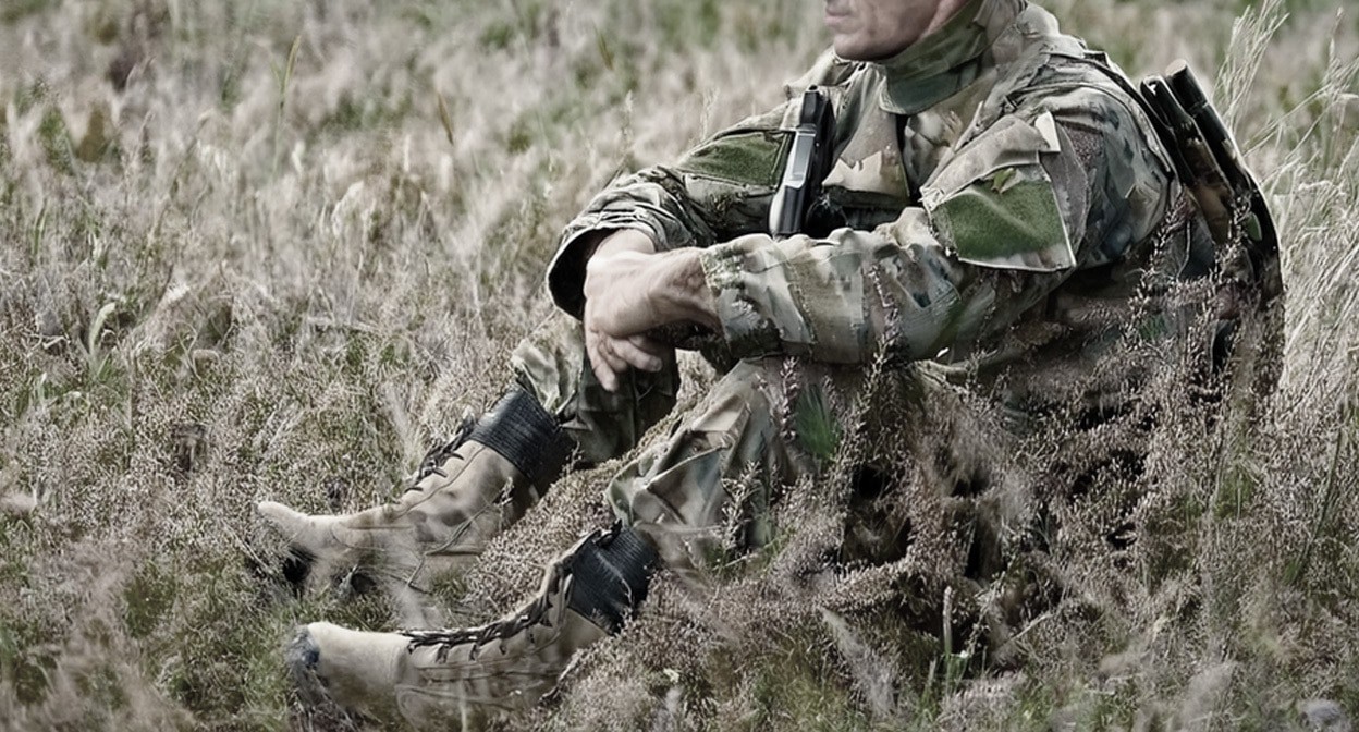 Военный на СВО. Иллюстрация создана «Кавказским узлом» с помощью ИИ в программе Photoshop