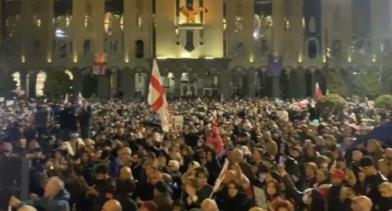 Участники митинга на проспекте Руставели в Тбилиси, 31 марта 2025 года. Кадр видео JAMnews t.me/jamnewsru/23049