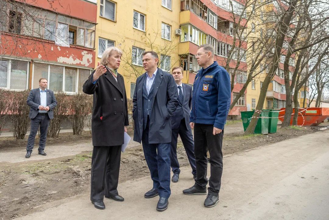 Врио губернатора Ростовской области Юрий Слюсарь и глава Таганрога Светлана Камбулова у пострадавшего дома на улице Лизы Чайкиной. Скриншот публикации в телеграм-канале главы Таганрога https://t.me/KambulovaSvetlana/5182