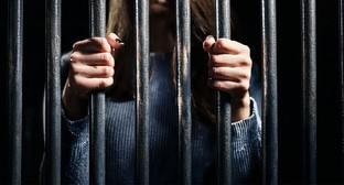 Девушка в СИЗО. Иллюстрация создана «Кавказским узлом» с помощью ИИ в программе Photoshop