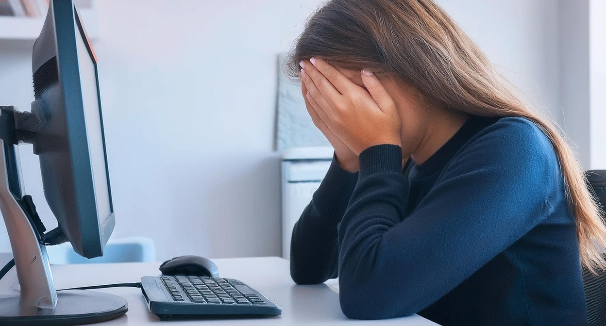 Девушка у компьютера. Иллюстрация создана "Кавказским узлом" с помощью ИИ в программе Photoshop