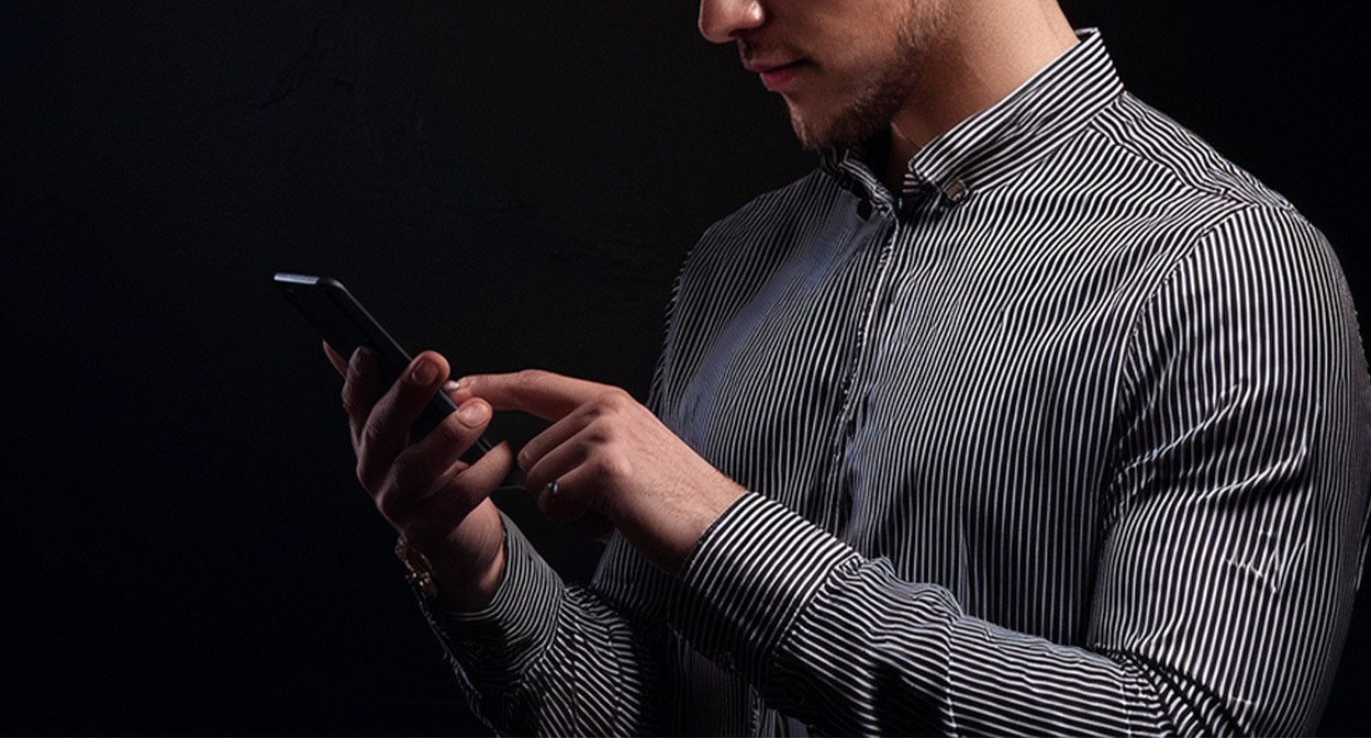 Мужчина со смартфоном. Иллюстрация создана "Кавказским узлом" с помощью ИИ в программе Photoshop