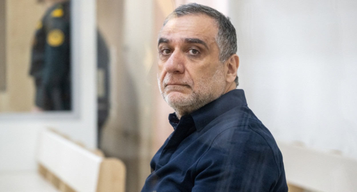 Рубен Варданян в суде. Фото: "Азертадж"
https://azertag.az/ru/xeber/poterpevshii_nashi_medpunkt_sanitarnye_mashiny_i_vrachi_podvergalis_artilleriiskim_obstrelam____sud_nad_vardanyanom-3494183