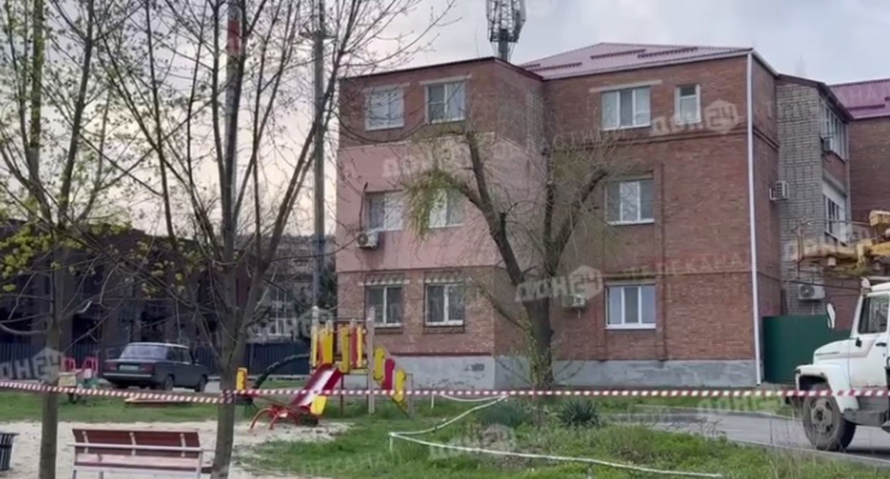 Дом в Аксае, куда упал беспилотник. Кадр видео из телеграм-канала Privet-Rostov.ru https://t.me/privet_rostov_ru/64723