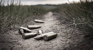 Патроны на земле. Иллюстрация создана «Кавказским узлом» с помощью ИИ в программе Photoshop