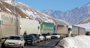 Транспорт на Военно-Грузинской дороге. Фото Ахмеда Альдебирова для "Кавказского узла".