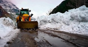 Уборка лавины. Иллюстрация создана "Кавказским узлом" с помощью ИИ в программе Photoshop
