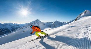 Горные лыжи. Иллюстрация создана "Кавказским узлом" с помощью ИИ в программе Photoshop